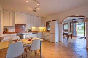 Frigorífico, microondas, horno y placa de cocina