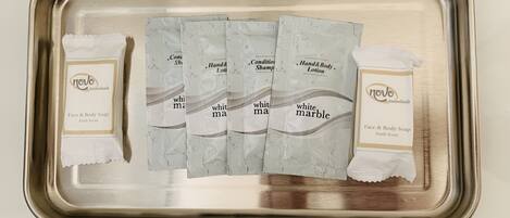 Ein Tablett mit verschiedenen 'novo essentials'-Produkten, darunter Seife und Lotion für Gesicht und Körper.