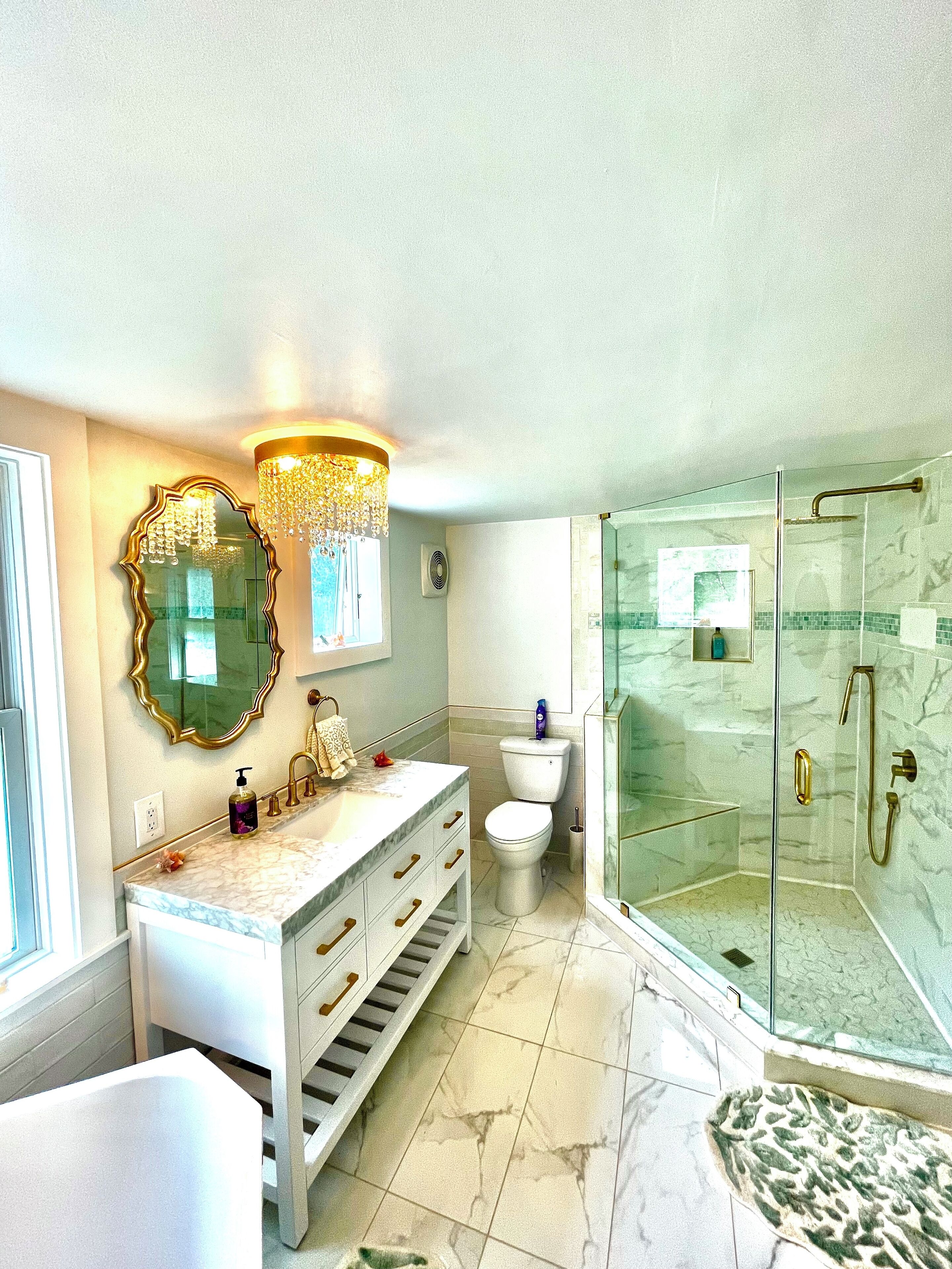 Badewanne, Haartrockner, Handtücher, Seife
