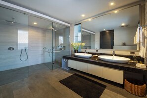 Villa Elite, 3 habitaciones | Baño | Bañera y ducha independientes y bañera profunda