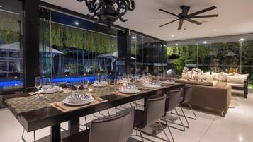 3BR Luxury Villa | 5 mins walk to Beach, Garden, Indoor Living | Dining room