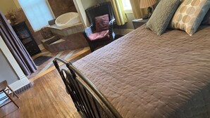 Room - Historic, quiet, elegant, mix of modern & original (Dubuque)