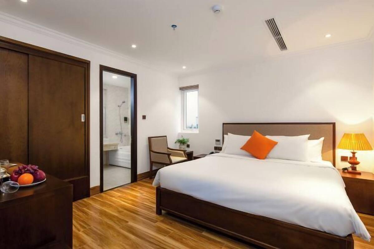 Premium bedding, minibar, in-room safe, desk