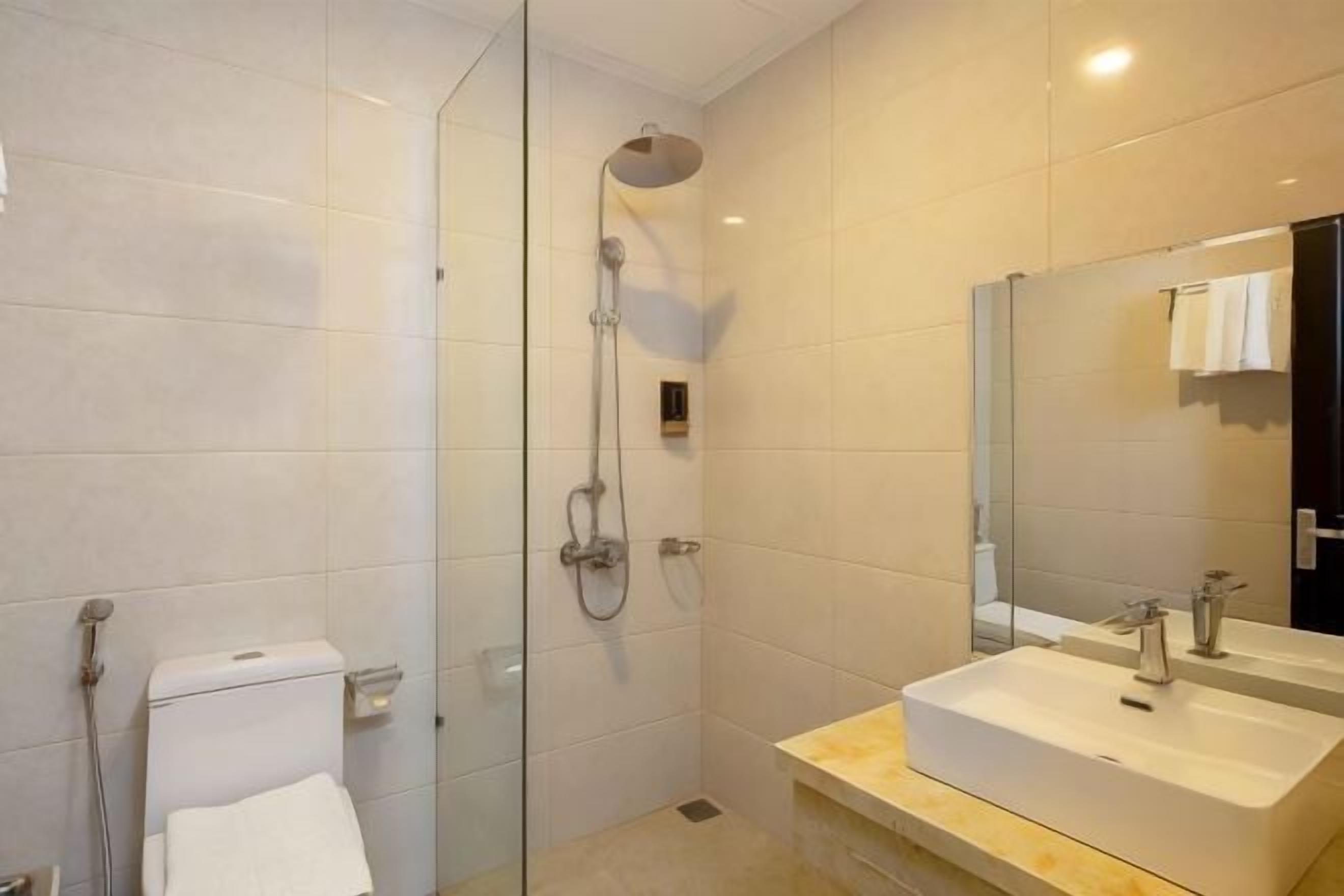 Bathroom | Separate tub and shower, rainfall showerhead, free toiletries