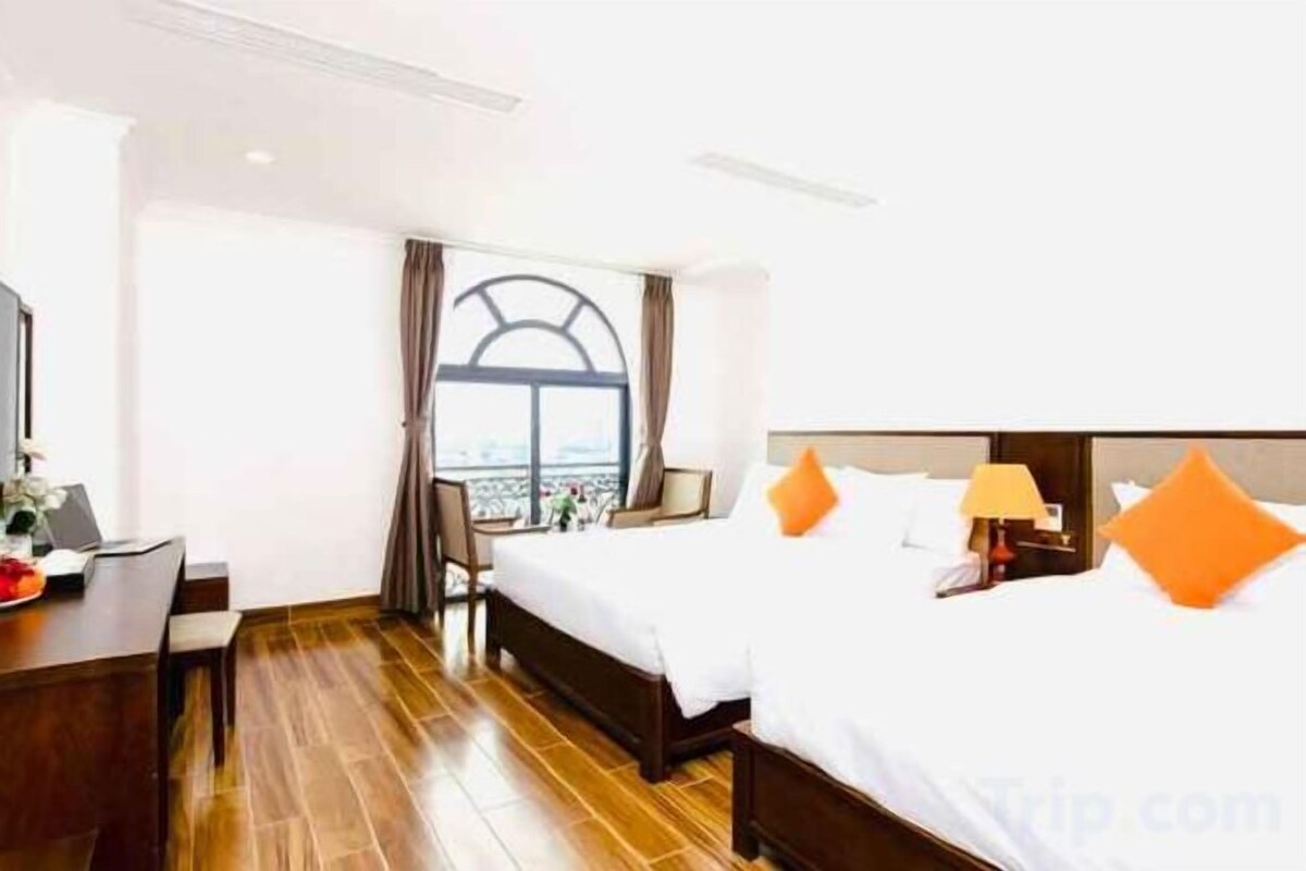 Roupas de cama premium, frigobar, cofres nos quartos, escrivaninha