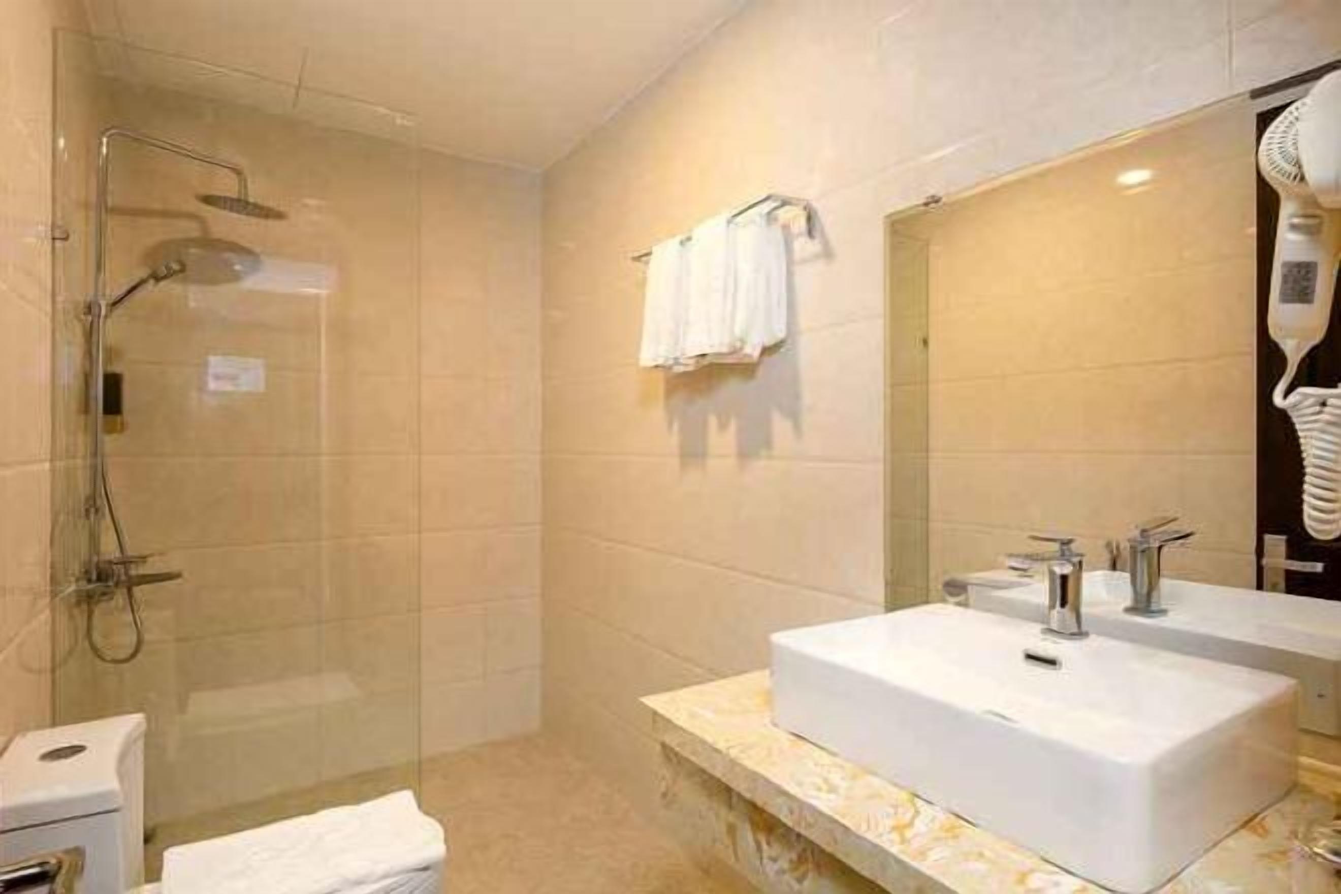 Separate tub and shower, rainfall showerhead, free toiletries