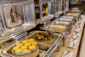 Sarapan dihidangkan, masakan tempatan dan antarabangsa 