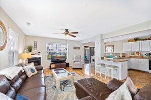 Smart TV, fireplace, books, printers - REHOBOTH BEACH 5 BDR, SLEEPS 10+, <2 MILES FROM BEACH, 10% WEEKLY DISCOUNT (Rehoboth Beach)