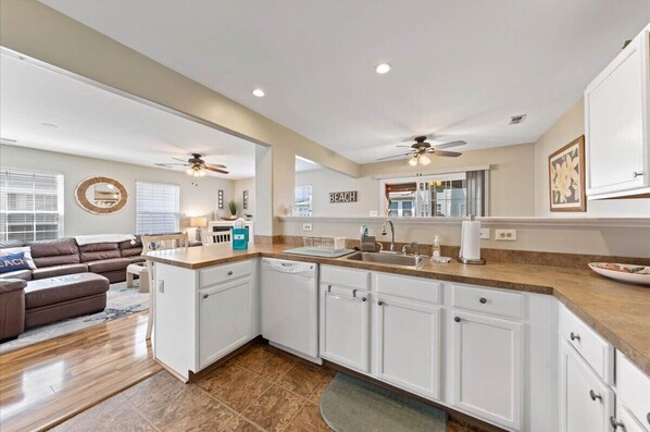 Fridge, microwave, oven, stovetop - REHOBOTH BEACH 5 BDR, SLEEPS 10+, <2 MILES FROM BEACH, 10% WEEKLY DISCOUNT (Rehoboth Beach)