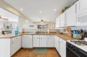 Fridge, microwave, oven, stovetop - REHOBOTH BEACH 5 BDR, SLEEPS 10+, <2 MILES FROM BEACH, 10% WEEKLY DISCOUNT (Rehoboth Beach)