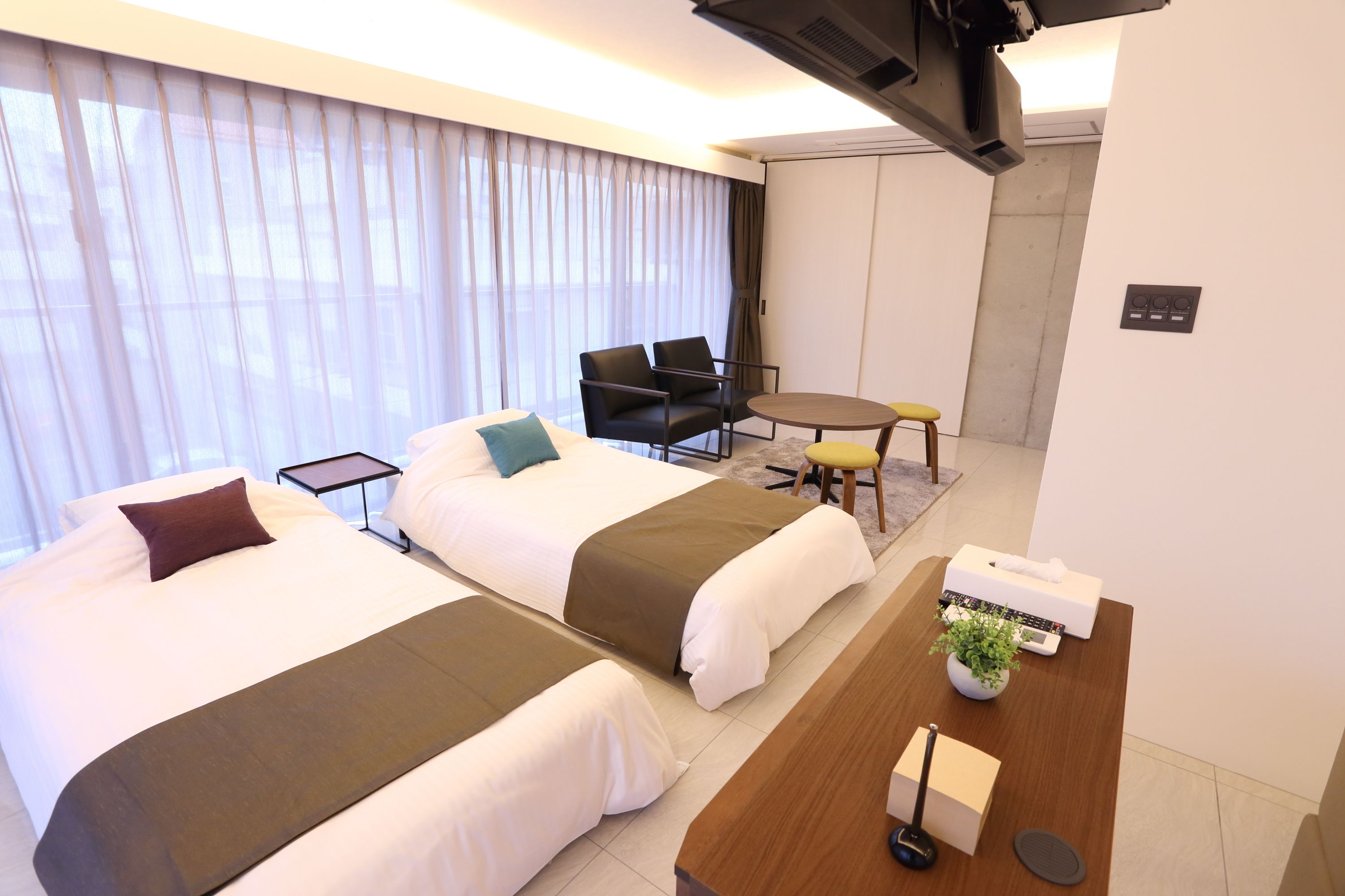 Habitación cuádruple, no fumadores, cocina básica | 1 dormitorio, cortinas opacas, wifi gratis y ropa de cama