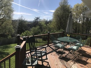Outdoor dining - Beautiful Ithaca home near Cornell & IC (Ithaca)