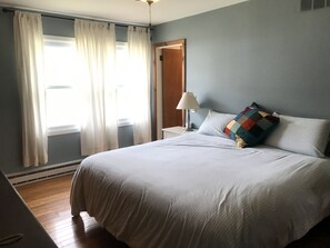 4 bedrooms, iron/ironing board, WiFi, bed sheets
