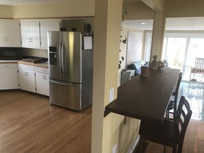 Fridge, microwave, oven, stovetop - Beautiful Ithaca home near Cornell & IC (Ithaca)