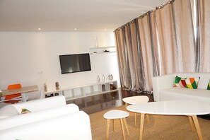 Standard-huoneisto, 1 parisänky | Oleskelualue | 32–tuumainen taulutelevisio, jossa kaapelikanavat