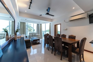 Apartamento luxo, 3 quartos, de frente para o oceano | Área de estar | TV de tela plana 32 polegadas com canais a cabo, TV