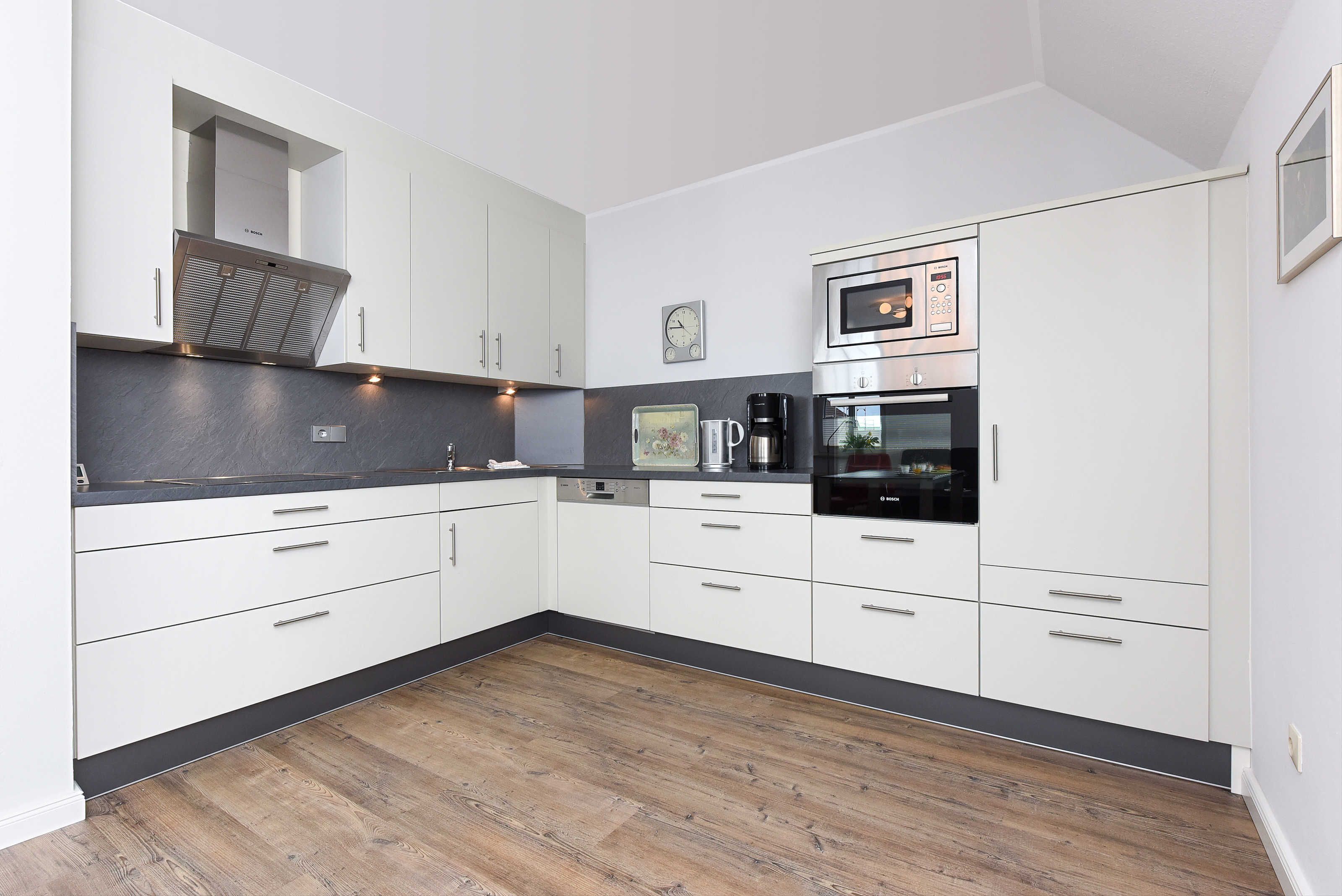 Mikrobølgeovn, ovn, oppvaskmaskin og høy barnestol