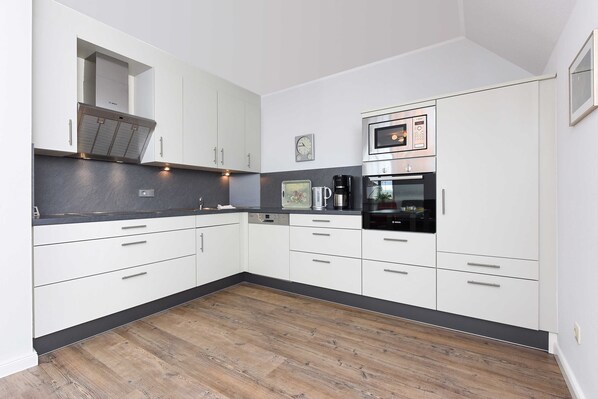 Mikrowelle, Ofen, Geschirrspüler, Hochstuhl