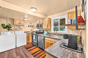 Fridge, microwave, oven, stovetop - Long Term Stay Discount. Business, Couples and Families Welcome/Ground Floor (Bothell)