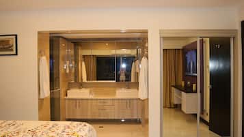 1 bedroom, in-room safe, WiFi, bed sheets