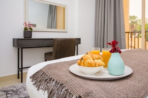 Deluxe-Villa, 3 Schlafzimmer, Poolblick | Zimmersafe, schallisolierte Zimmer, Bügeleisen/Bügelbrett