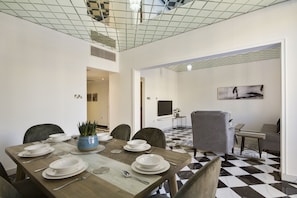 Villa Deluxe, 3 chambres, vue sur la piscine | Repas dans la chambre