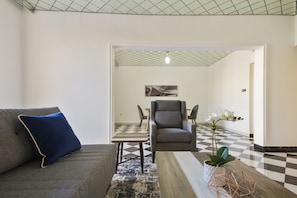 Villa Deluxe, 3 chambres, vue sur la piscine | Aire de séjour | Téléviseur à écran plat