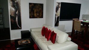 Smart TV, fireplace, DVD player, video library - Bali on the Sunshine Coast - Come and Feel the Difference! (Eudlo)