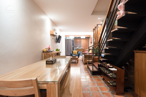 5-Bedroom Townhouse | リビング エリア | 薄型テレビ