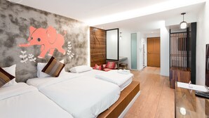 Ein modernes Schlafzimmer mit einem großen Bett, einem Holz-Kopfteil und Wandbild eines Elefanten.