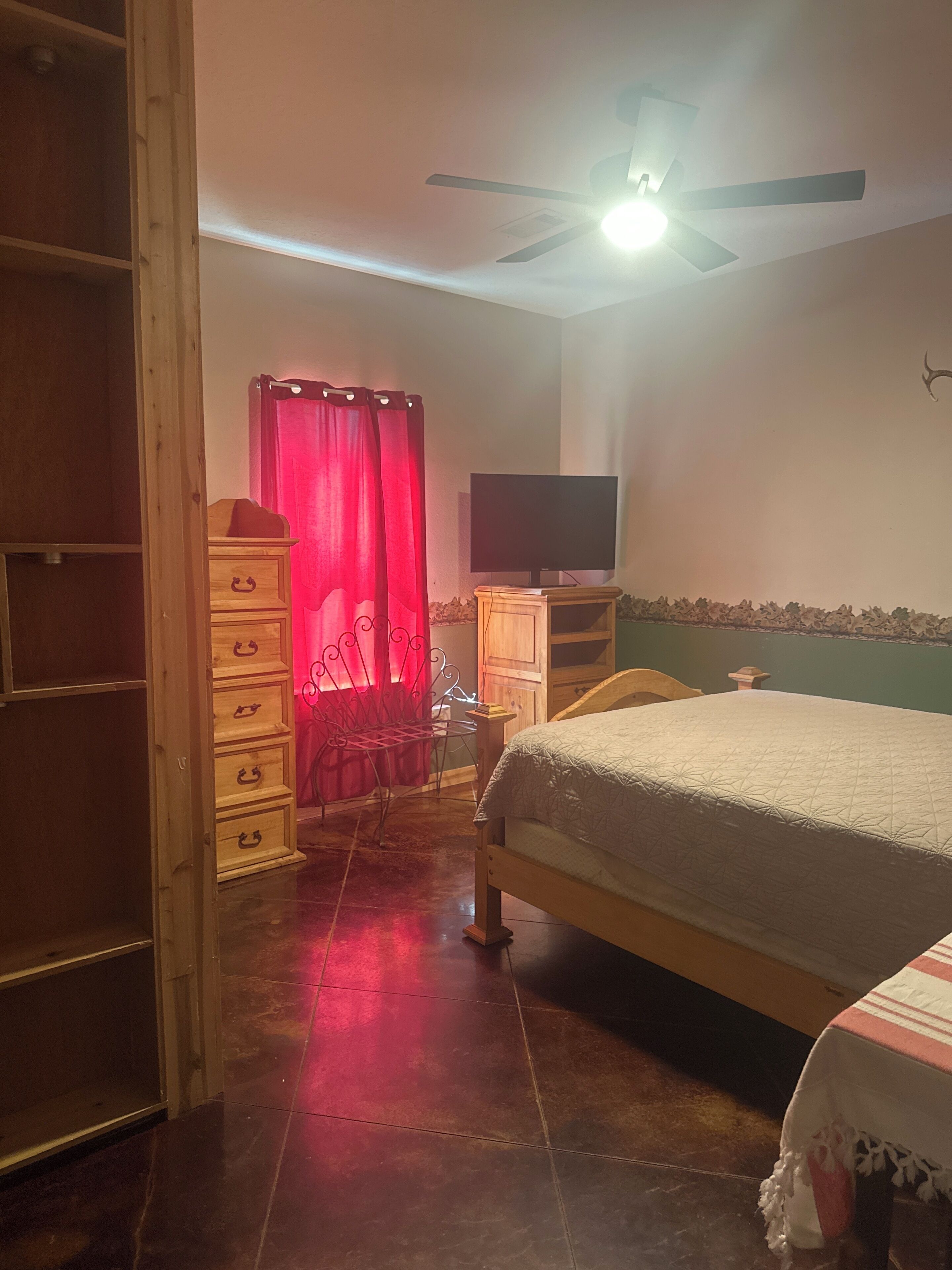 2 makuuhuonetta, työpöytä, silitysrauta/-lauta, ilmainen Wi-Fi