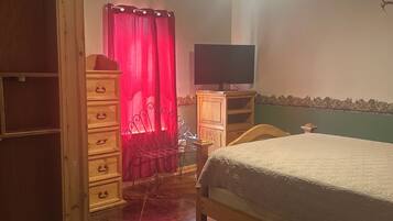 2 makuuhuonetta, työpöytä, silitysrauta/-lauta, ilmainen Wi-Fi