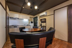 Unclassified image, 3 of 25, button