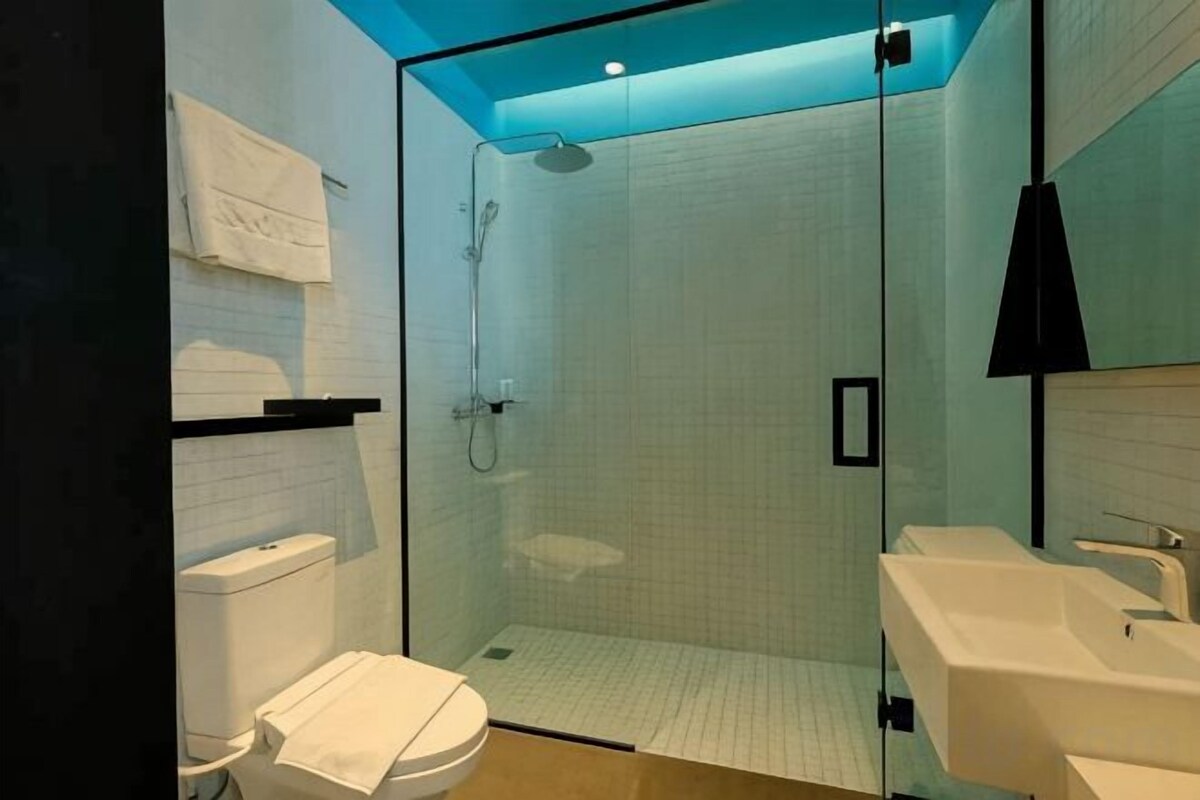 Baño | Regadera, amenidades de baño gratuitas, pantuflas, toallas
