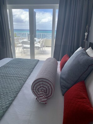 4 bedrooms, iron/ironing board, travel crib, free WiFi - Beautiful  Oceanfront 3 bed condo on Seven Mile Beach (George town)