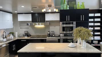 Geladeira, micro-ondas, fogão, cooktop