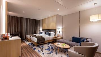 Club Double or Twin Room | Minibar, in-room safe, individually decorated, individually furnished