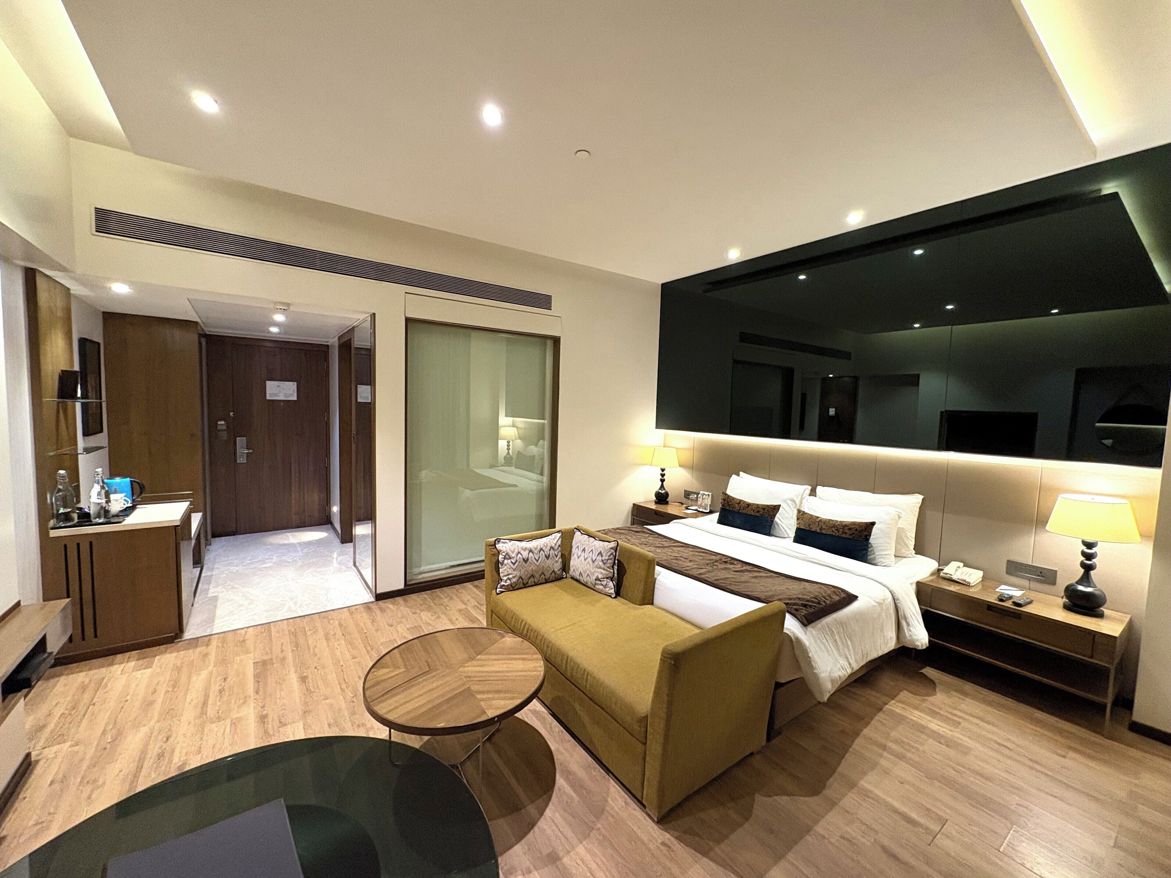 Club Double or Twin Room | Minibar, in-room safe, individually decorated, individually furnished