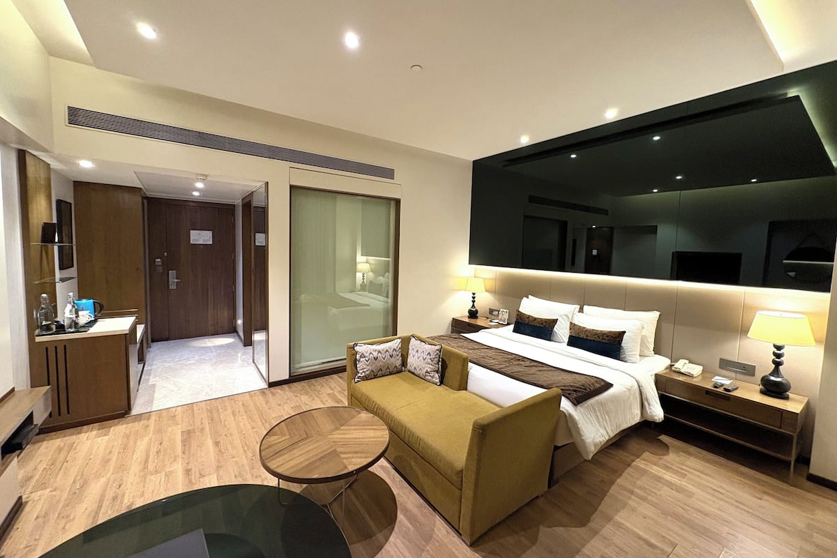 Club Double or Twin Room | Minibar, in-room safe, individually decorated, individually furnished