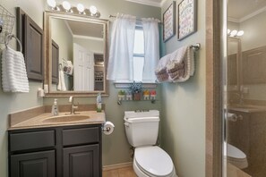 Suihkun ja ammeen yhdistelmä, hiustenkuivaaja, pyyhkeet