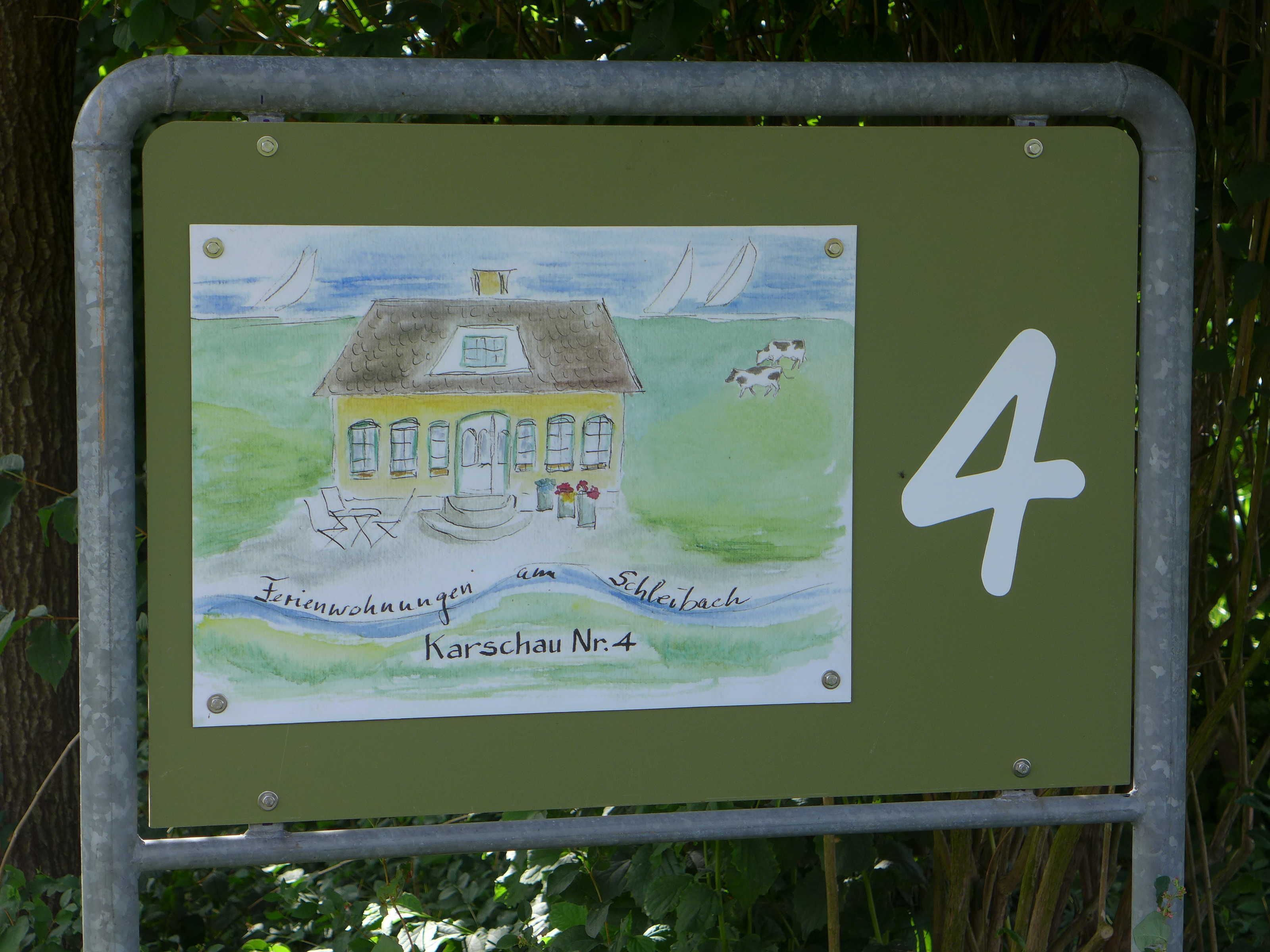 Un panneau avec un dessin représentant une maison, le chiffre 4 et un texte dans une langue étrangère.