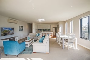 Appartement luxueux, 3 chambres, 2 salles de bains, vue sur la plage | Aire de séjour | Téléviseur à écran plat, lecteur de DVD