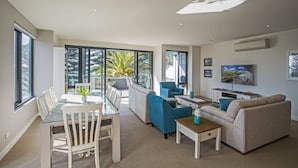Appartement Luxe, 3 chambres, 2 salles de bains, vue plage | Coin séjour | Télévision à écran plat, lecteur de DVD