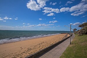 Unclassified image, 5 of 21, button - Cscape Apartment (Cowes)