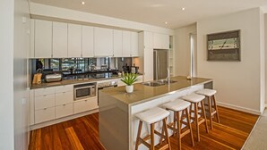 Appartement Luxe, 3 chambres, 2 salles de bains, vue plage | Cuisine privée | Cafetière/bouilloire, grand réfrigérateur, micro-ondes, four