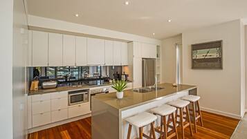 Apartemen Mewah, 3 kamar tidur, 2 kamar mandi, pemandangan pantai | Dapur pribadi | Lemari es besar, microwave, oven, dan kompor