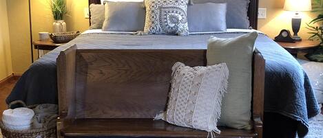 1 Schlafzimmer, Zimmersafe, Schreibtisch, Bügeleisen/Bügelbrett