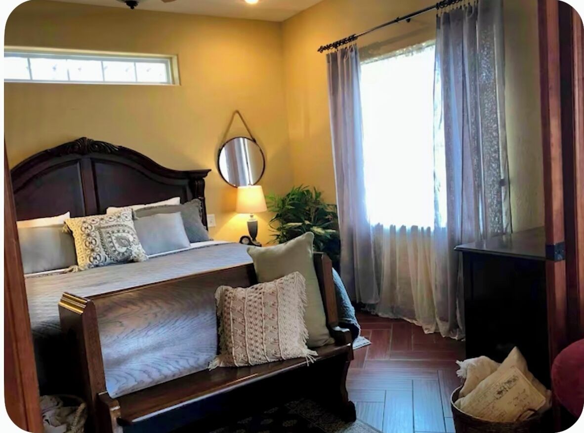 1 多间卧室、客房内保险箱、办公桌、熨斗/熨衣板