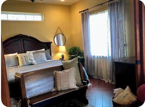 1 habitación, caja de seguridad en la habitación y escritorio 