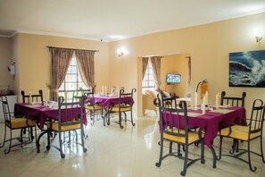 供應早餐、午餐及晚餐